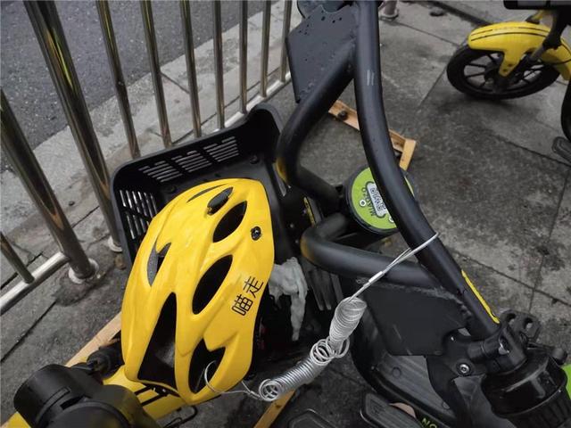湖南电动自行车新规第一天，交警岗亭里挤满“考生”，你发现共享电单车上的头盔了吗？