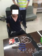 小伙持剪刀劫出租车 的哥锁车门向交警岗亭呼救
